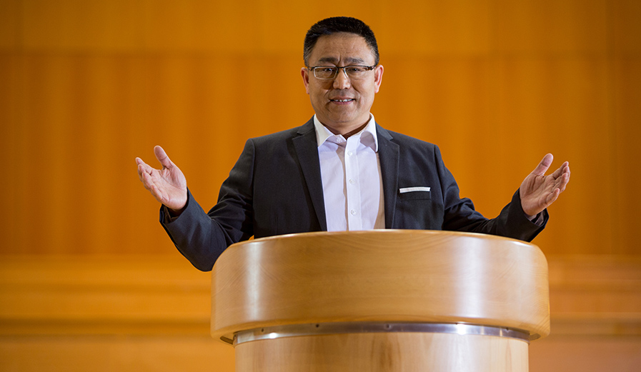 business-executive-giving-a-speech-BV7ETD2